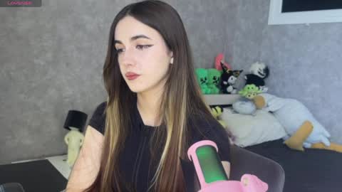 Snapshot of seeeyoubaby chatting on 05-12-26, 08:55 Slavia online show from 05-12-26, 08:55