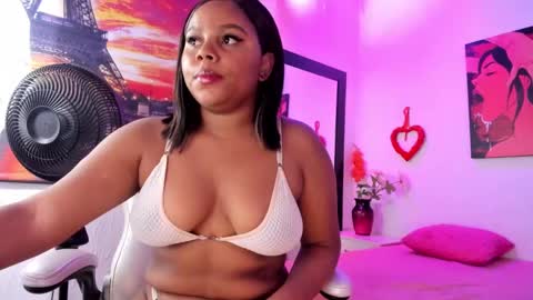Snapshot of seexy_queen chatting on 12-15-24, 12:40 Queen online show from 12-15-24, 12:40