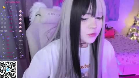 Snapshot of selena___cute chatting on 12-16-25, 07:13 Selena online show from 12-16-25, 07:13