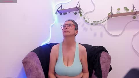 Snapshot of selena_ferreira chatting on 11-13-25, 08:19 Selena online show from 11-13-25, 08:19