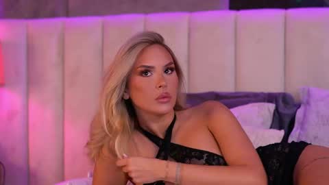 Selena online show from 04-18-26, 07:56