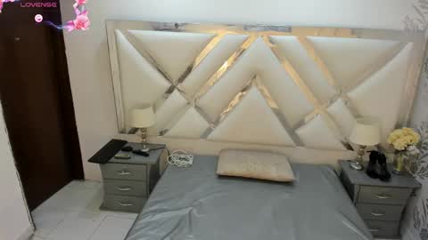 Selena reyess online show from 12-19-25, 12:01