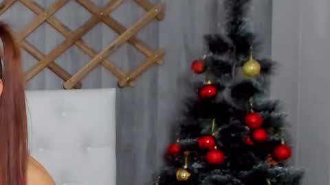 Snapshot of selenarousey chatting on 12-19-24, 12:01 Selena online show from 12-19-24, 12:01