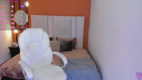 Snapshot of selene_e chatting on 09-25-25, 08:45 Karol. online show from 09-25-25, 08:45