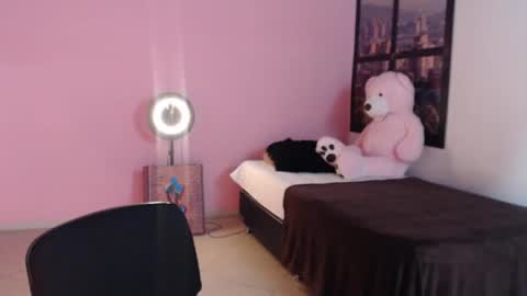 Snapshot of selene_gils chatting on 03-11-25, 12:00 nathy online show from 03-11-25, 12:00