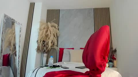 Snapshot of selennetaylor chatting on 06-19-26, 05:06 Selenne online show from 06-19-26, 05:06