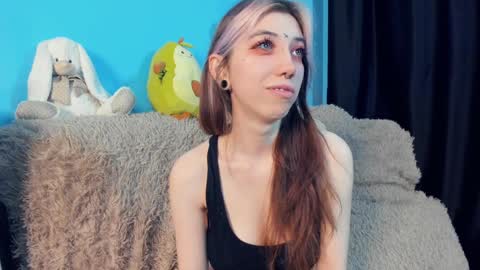 Snapshot of sell0n chatting on 12-28-24, 05:33 Mindy online show from 12-28-24, 05:33