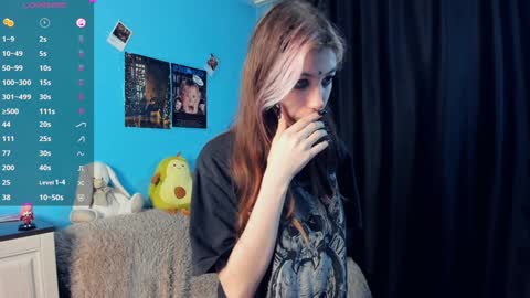 Snapshot of sell0n chatting on 12-30-24, 01:37 Mindy online show from 12-30-24, 01:37