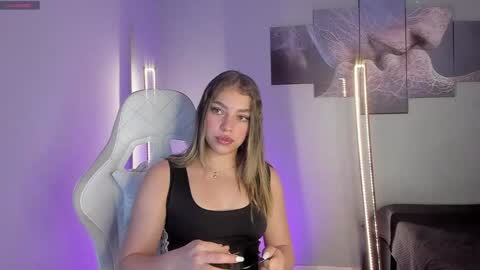 Snapshot of selyn_ chatting on 12-14-24, 12:33 Selyn online show from 12-14-24, 12:33