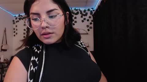 Snapshot of sensual_flame chatting on 02-18-25, 01:21 Camille and sophie online show from 02-18-25, 01:21