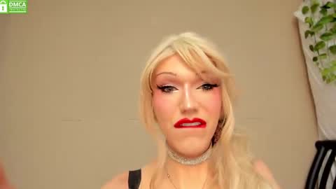 Mia online show from 10-22-25, 01:06