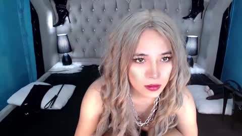 Snapshot of seraphinaheather chatting on 03-08-25, 01:57 Chloe online show from 03-08-25, 01:57