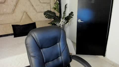 Snapshot of serene_waves chatting on 06-16-26, 01:03 Serene online show from 06-16-26, 01:03