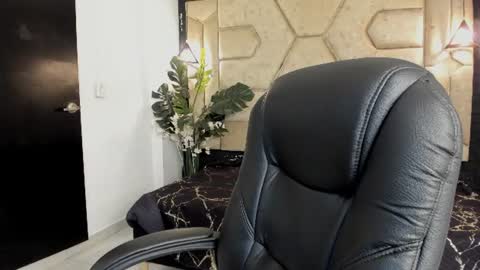 Snapshot of serene_waves chatting on 06-21-26, 01:13 Serene online show from 06-21-26, 01:13