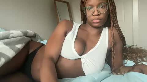 Snapshot of serenitybee chatting on 11-19-25, 04:40 Serenity Bee online show from 11-19-25, 04:40