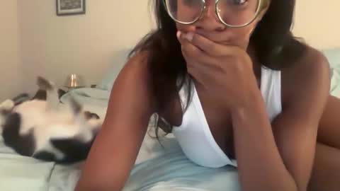 Snapshot of serenitybee chatting on 12-16-25, 11:10 Serenity Bee online show from 12-16-25, 11:10