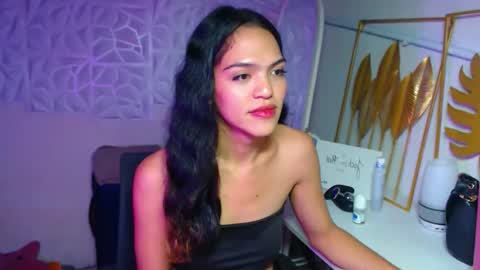 Snapshot of servicedoll18 chatting on 01-05-26, 05:27 Bella online show from 01-05-26, 05:27