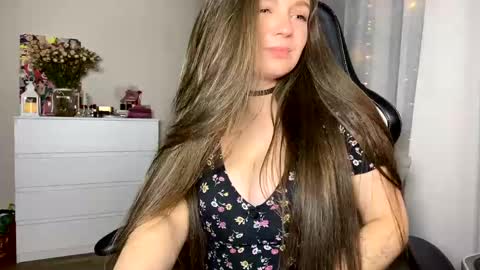 Snapshot of sexmoon11 chatting on 01-19-25, 01:10 My name is Mia whats yours online show from 01-19-25, 01:10