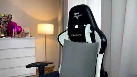 Snapshot of sexmoon11 chatting on 09-22-25, 10:06 My name is Mia whats yours online show from 09-22-25, 10:06