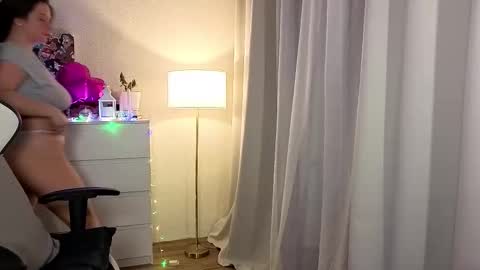 Snapshot of sexmoon11 chatting on 12-18-25, 07:42 My name is Mia whats yours online show from 12-18-25, 07:42