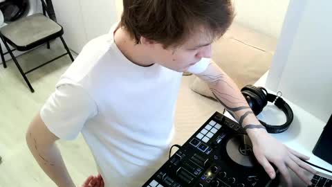 Jennis and OliverPvt is open online show from 04-28-26, 07:24