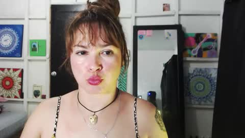 Snapshot of sexwwoman chatting on 10-20-25, 08:20 CHIARA online show from 10-20-25, 08:20