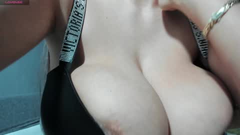 Snapshot of sexxymeriemm chatting on 01-06-25, 05:06 sexxymeriemm online show from 01-06-25, 05:06