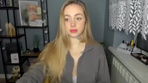 Snapshot of sexy_coralie chatting on 12-12-24, 07:41 C o r a l i e online show from 12-12-24, 07:41