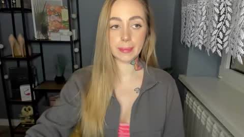 Snapshot of sexy_coralie chatting on 12-17-24, 11:39 C o r a l i e online show from 12-17-24, 11:39