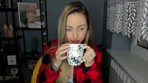 Snapshot of sexy_coralie chatting on 12-24-24, 08:11 C o r a l i e online show from 12-24-24, 08:11