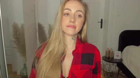 Snapshot of sexy_coralie chatting on 02-28-25, 08:50 C o r a l i e online show from 02-28-25, 08:50