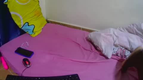 Snapshot of sexy_leen1 chatting on 12-16-25, 07:24 Winnie online show from 12-16-25, 07:24