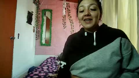 Snapshot of sexy_lolas chatting on 04-20-26, 08:43 sexy lolas online show from 04-20-26, 08:43