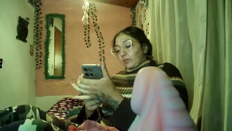 Snapshot of sexy_lolas chatting on 04-21-26, 01:42 sexy lolas online show from 04-21-26, 01:42