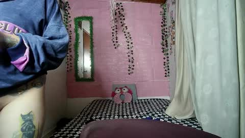Snapshot of sexy_lolas chatting on 05-12-26, 05:15 sexy lolas online show from 05-12-26, 05:15