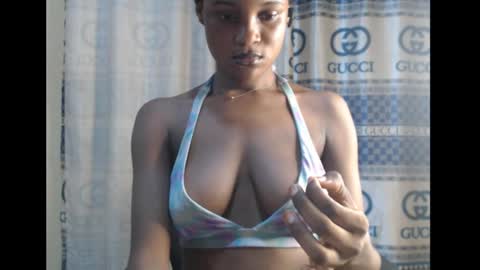 Snapshot of sexy_mariax chatting on 12-15-24, 09:20 Debby online show from 12-15-24, 09:20