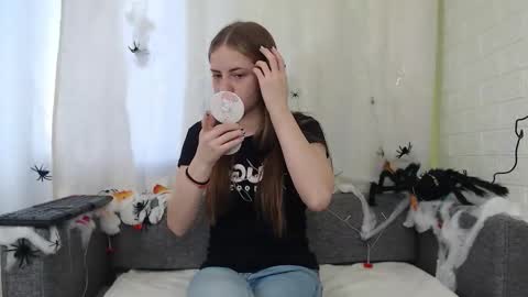 Snapshot of sexy_sansa chatting on 10-30-25, 07:54 Alina online show from 10-30-25, 07:54