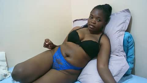 Snapshot of sexy_tiffah33 chatting on 11-12-25, 01:00 Tiffah online show from 11-12-25, 01:00