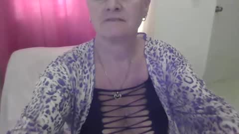 Snapshot of sexyalliekay chatting on 01-04-25, 05:26 Sexy GILF Allie Kay online show from 01-04-25, 05:26