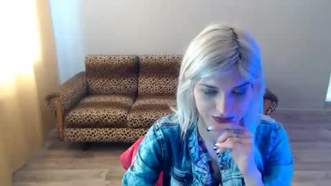 Snapshot of sexybeatriice chatting on 02-20-25, 10:37 sexybeatriice online show from 02-20-25, 10:37