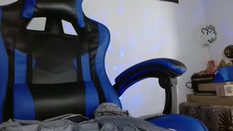 Snapshot of sexyboy_bigclit chatting on 11-28-25, 03:04 Iker online show from 11-28-25, 03:04