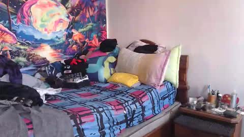 Snapshot of sexydarkhunter2 chatting on 12-16-25, 06:24 Mike online show from 12-16-25, 06:24