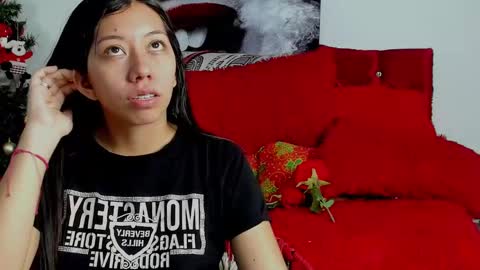 Snapshot of sexylaurita4u chatting on 12-31-24, 12:57 laura online show from 12-31-24, 12:57