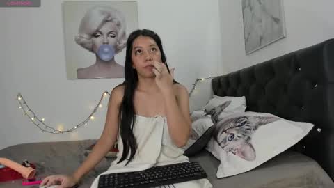 Snapshot of sexylaurita4u chatting on 02-20-25, 05:29 laura online show from 02-20-25, 05:29