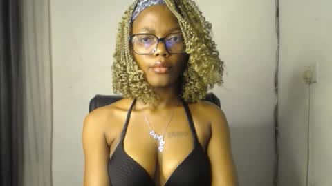 Snapshot of sexyslim_ebony chatting on 02-20-26, 06:19 Darkskinned Rae online show from 02-20-26, 06:19