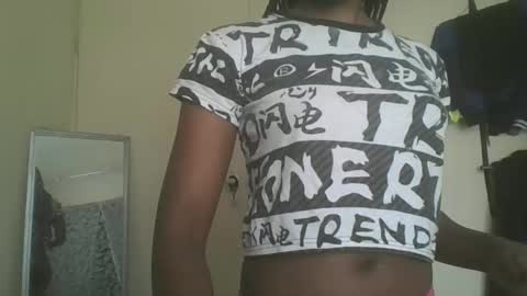 Snapshot of sexyy_tiny chatting on 10-30-25, 09:22 Mel online show from 10-30-25, 09:22