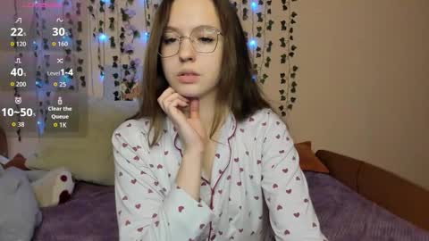 Snapshot of shalinamontana chatting on 10-19-25, 03:34 Vivian online show from 10-19-25, 03:34