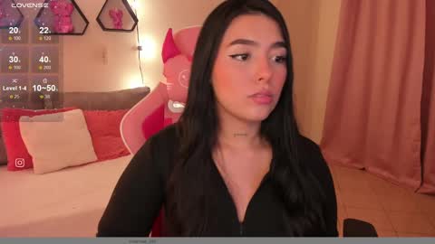 Snapshot of shantall_vidales chatting on 02-21-25, 05:24 online show from 02-21-25, 05:24