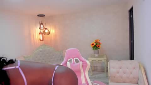 Snapshot of shantallknowless chatting on 02-25-26, 12:37 ShantallKnowles online show from 02-25-26, 12:37