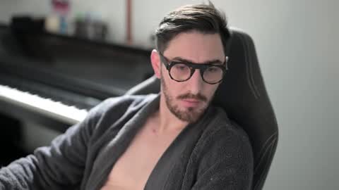 Snapshot of shape80 chatting on 11-11-25, 09:42 frenchy boy online show from 11-11-25, 09:42